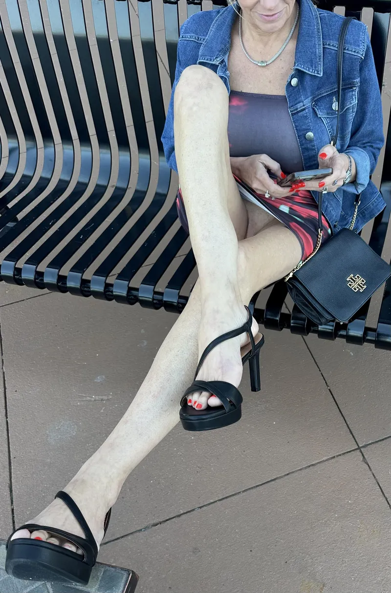 Thumbnail LadyinShades Stuns in Black Heels - legs