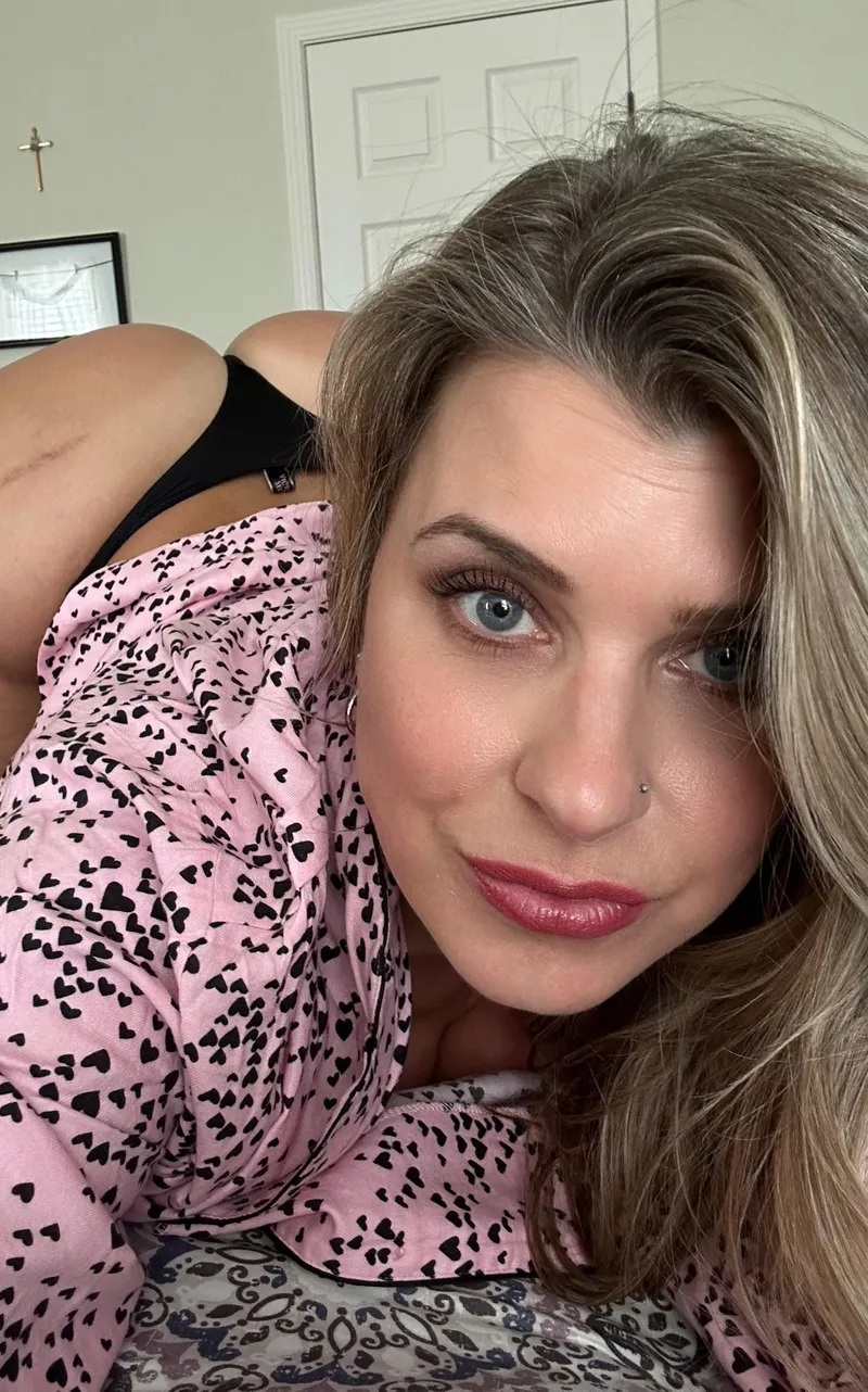 Thumbnail OnlyNeatBunny Gets Cheeky: Ass Up in Thongs