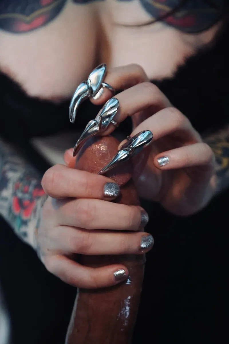 Thumbnail ellixraven Explores the Fine Line Between 'Pleasure and Pain' in the Fetish Category