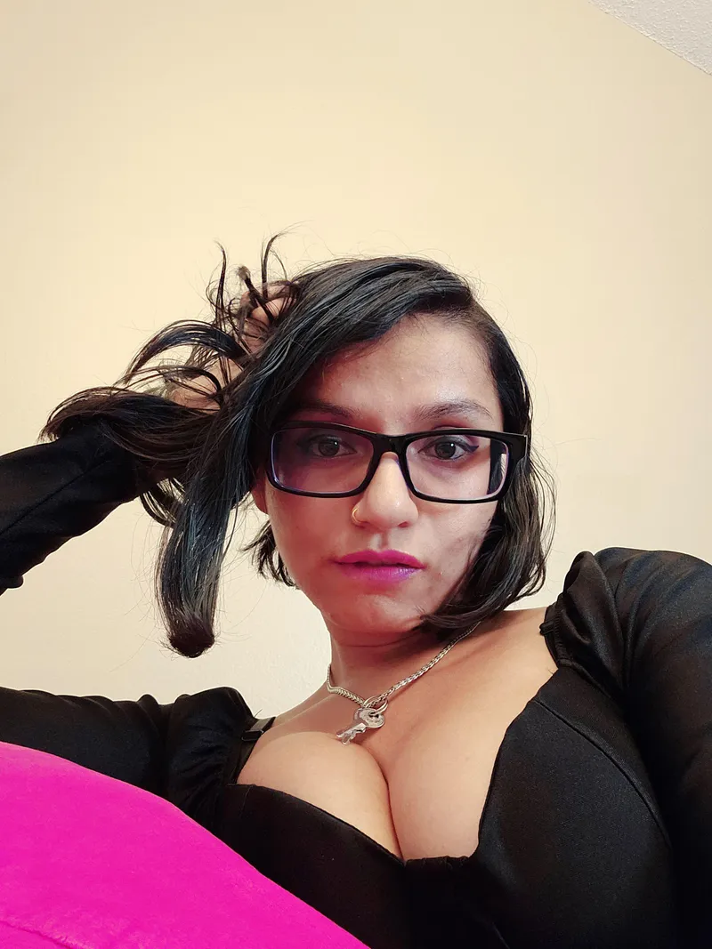 Thumbnail Unveiling Goddess_rarity1's Gothic Aesthetics | GirlswithNeonHair