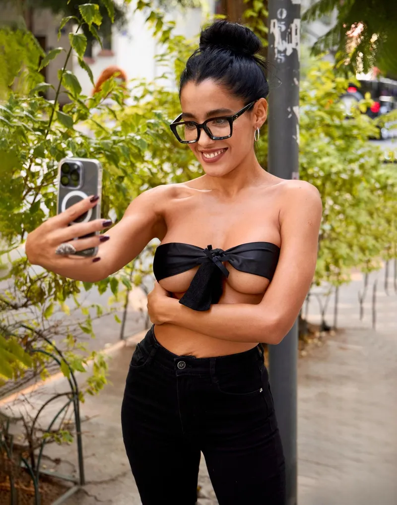 Thumbnail SweetAshXO's Snapshot: The Charm of Underboob