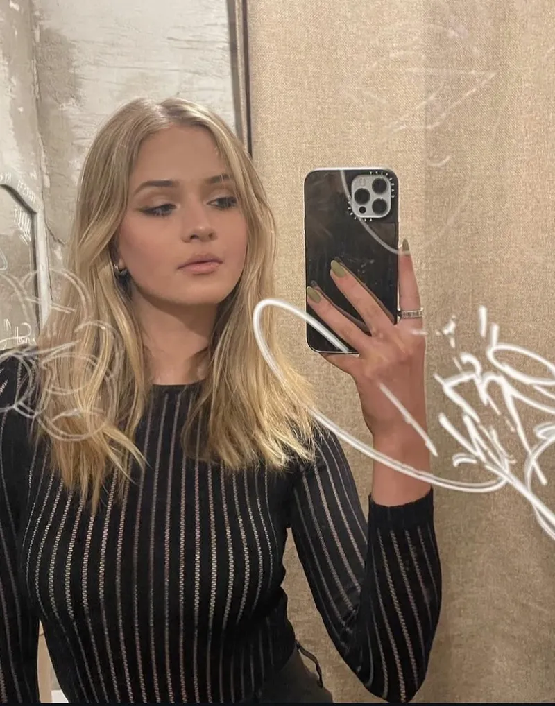Thumbnail QueriousGorge's Allure in a Mirror Selfie: A Captivating Image