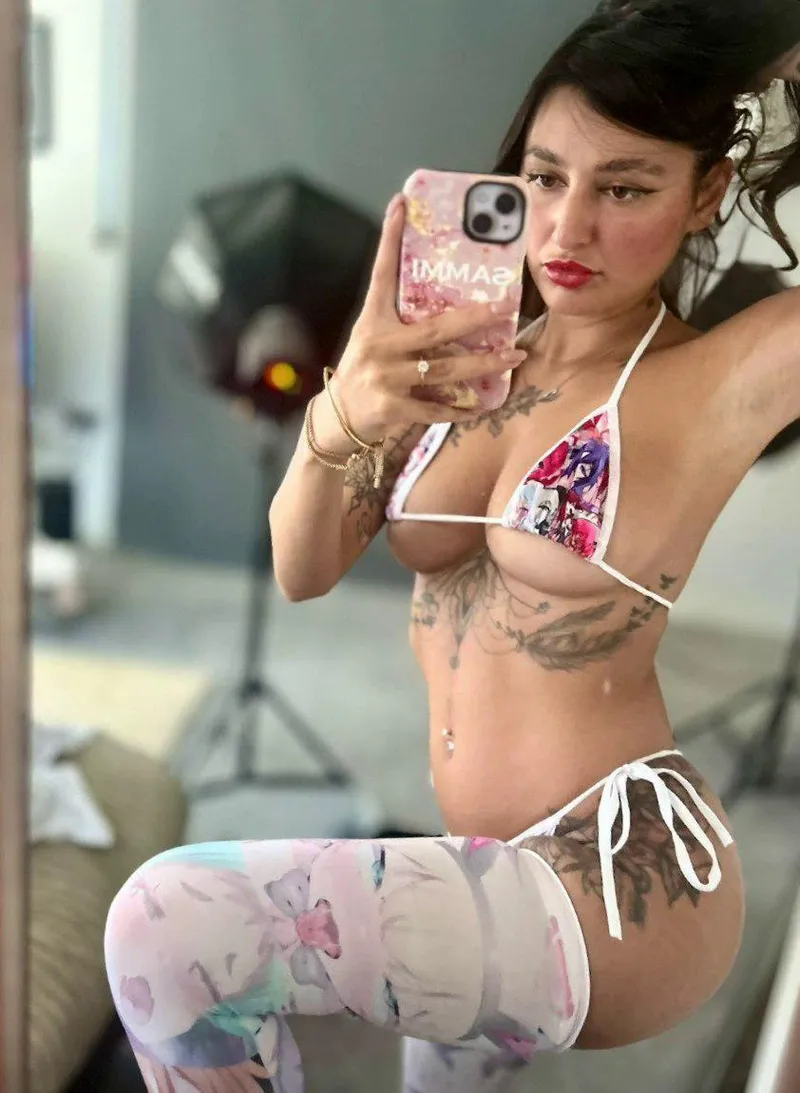 Thumbnail sumptuouspeeach's Sensual Admission: 'Sexiness runs through my veins' in SexyButNotPorn