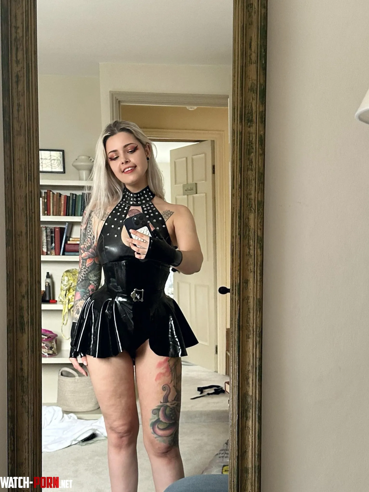 I love being the center of attention by MistressMercyxoxalt