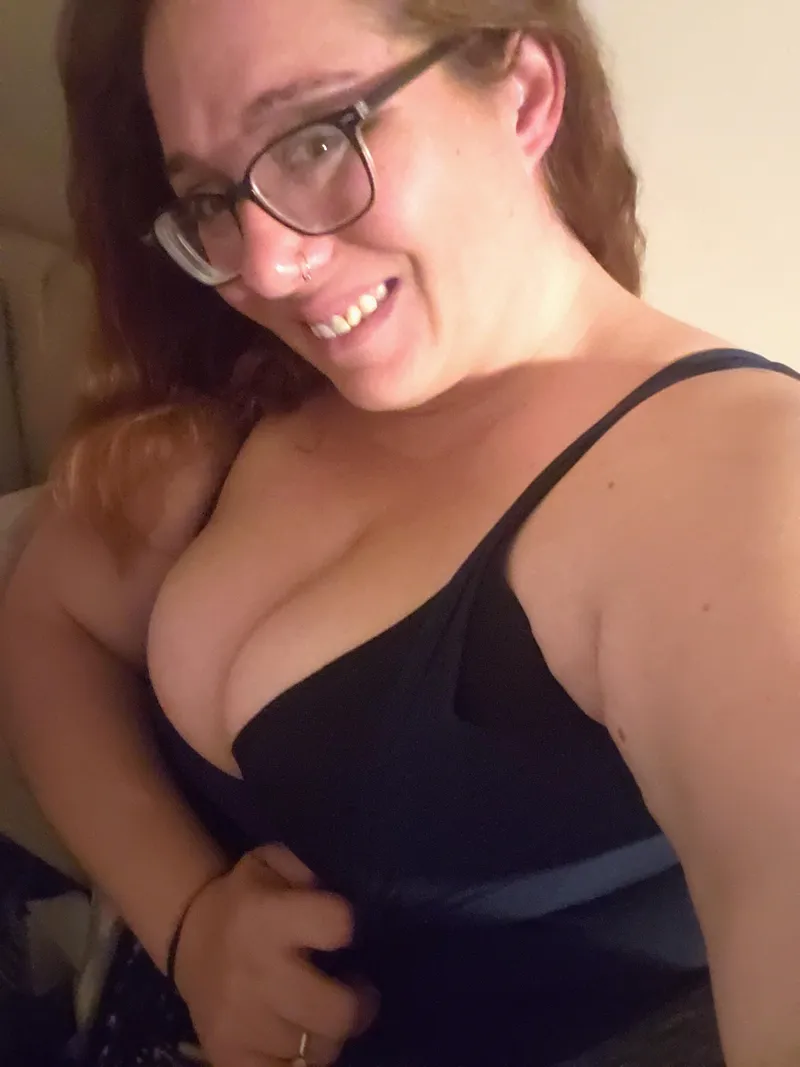 Thumbnail Easy-Beautiful4525: Embracing Amazing Curves and Smile