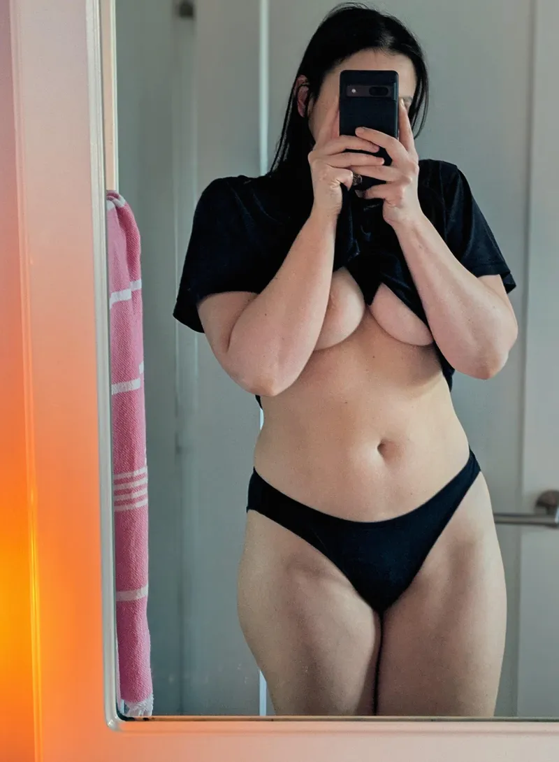 Thumbnail Katierose365's Perfect Light Peeks in an underboob Revelation