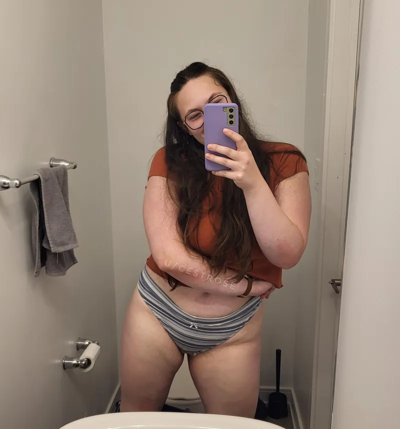 Thumbnail Join the No Pants Club with These MirrorSelfie Tips