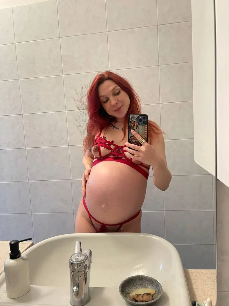 Thumbnail kristeenaglory Asks: Rate My Pregnant Body
