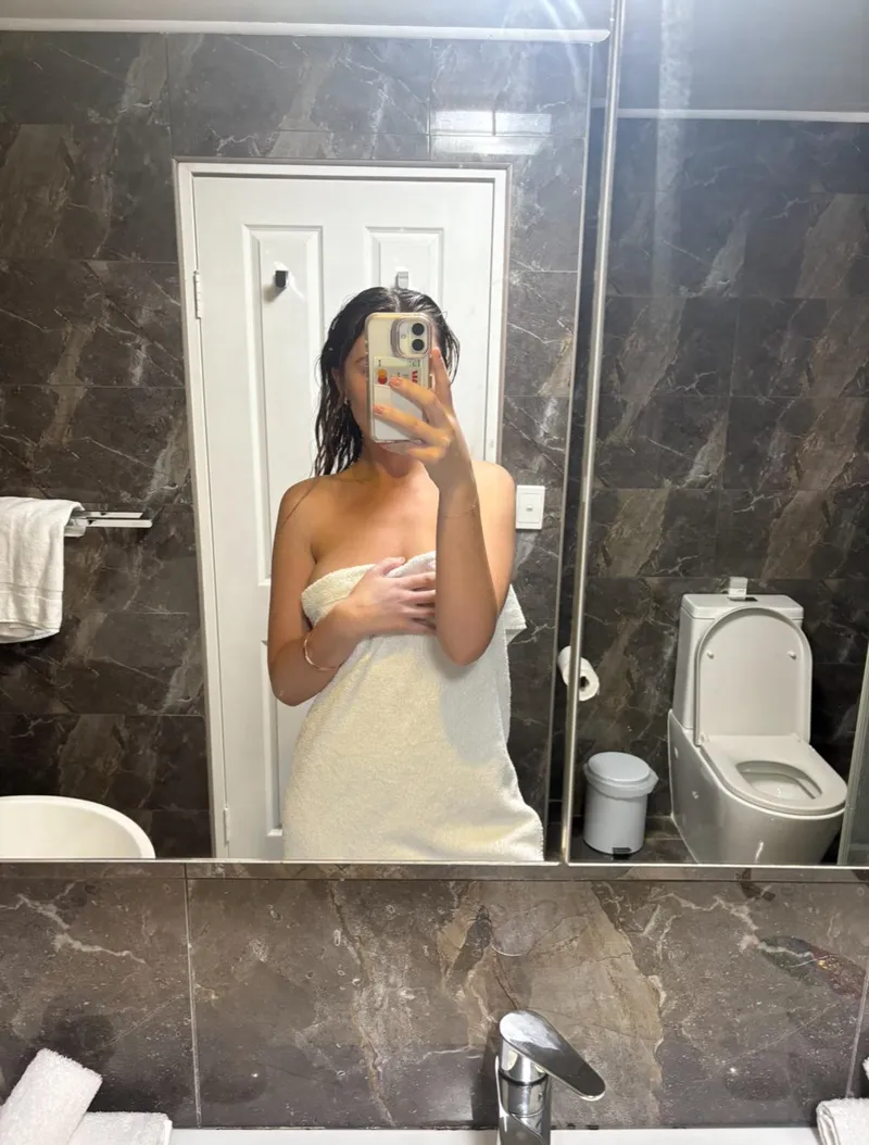 Thumbnail Peek-a-boo: Seductive Moments in MirrorSelfie | Stella_Rubyx