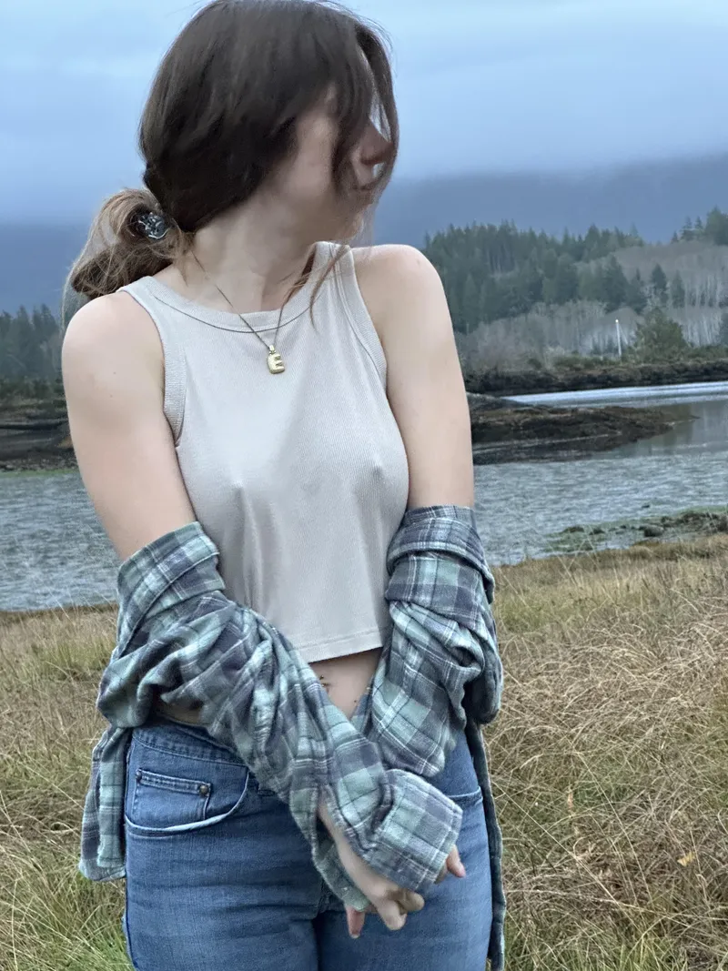 Thumbnail Battonellie Embraces Freedom in 'Braless... Sun-Kissed Bliss'