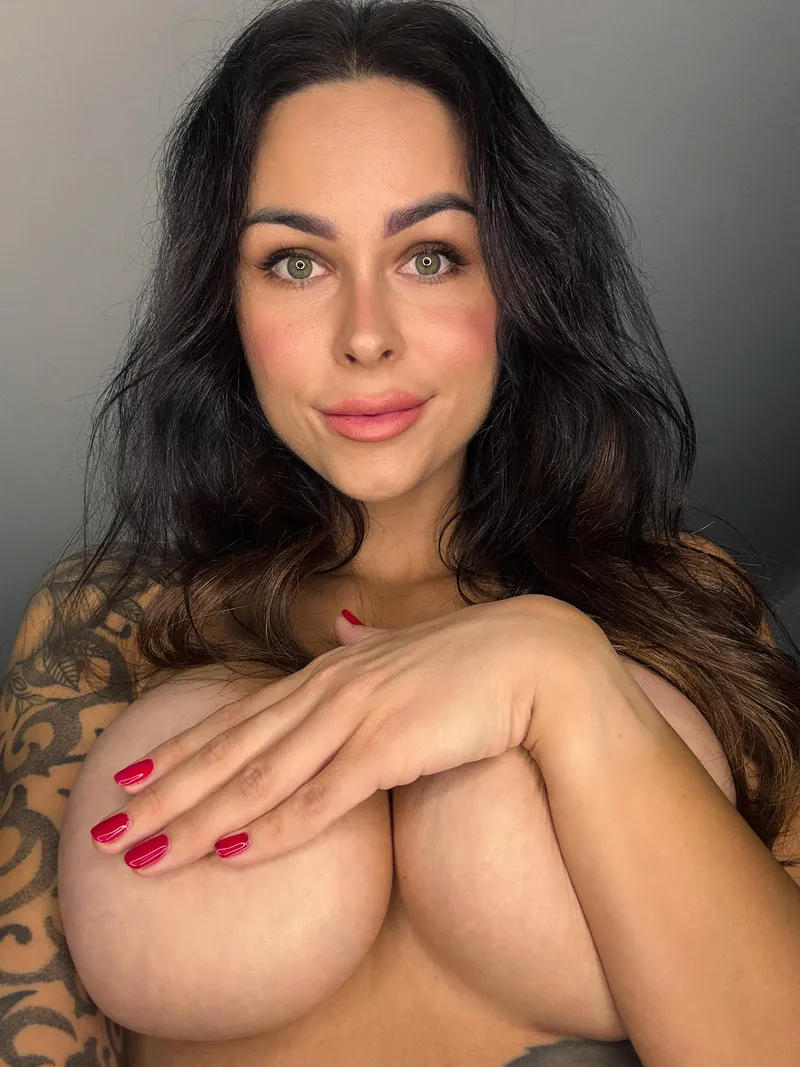 Thumbnail MILF Seduction: More than a Handful of Charm | nomaggy
