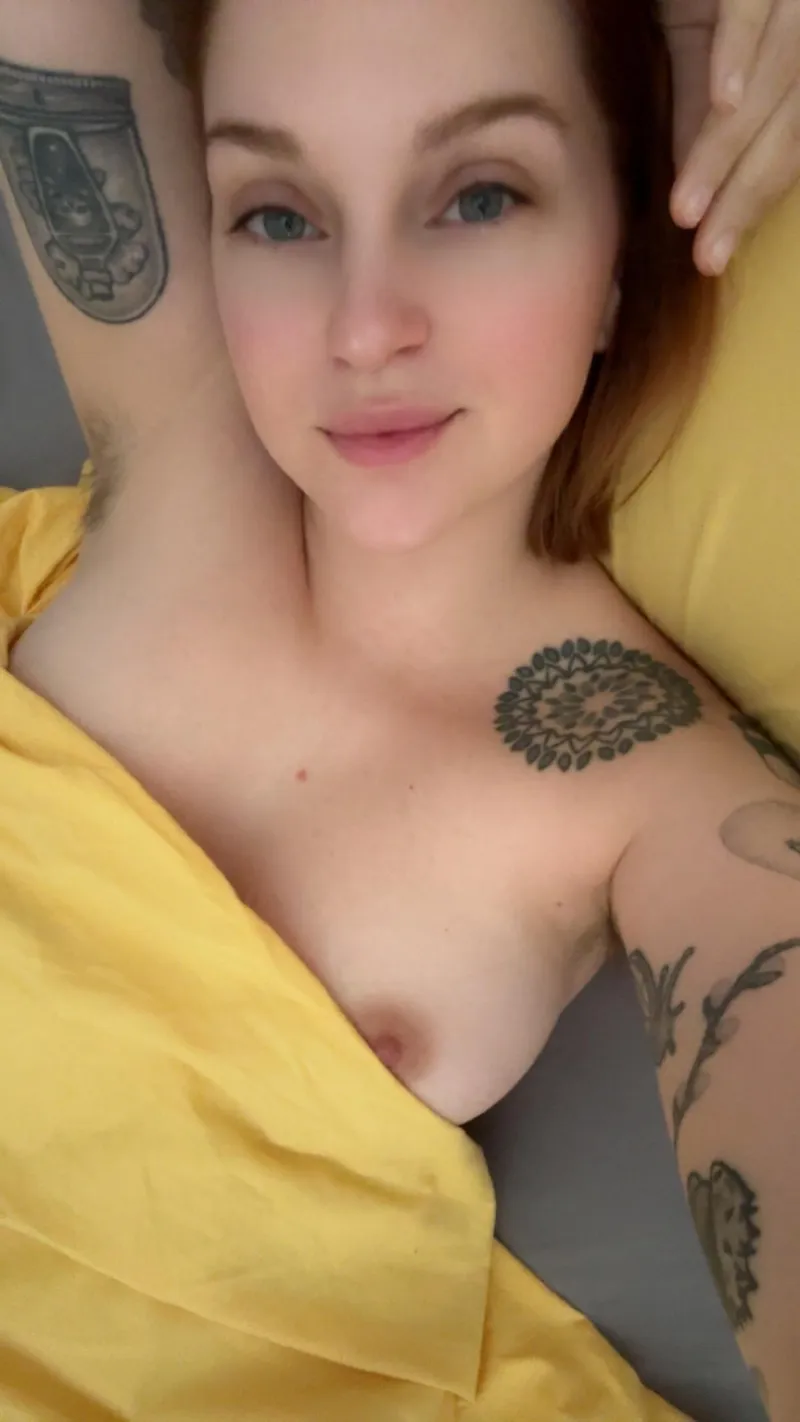 Thumbnail flora_the_artist's Belly Distracts in Hairy Armpit Revelation