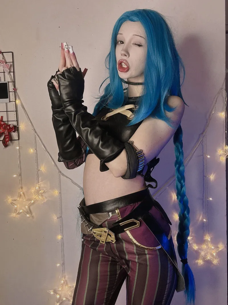 Thumbnail Cosplay Spotlight: Jinx from League of Legends by lilmollypill | NSFWCostumes