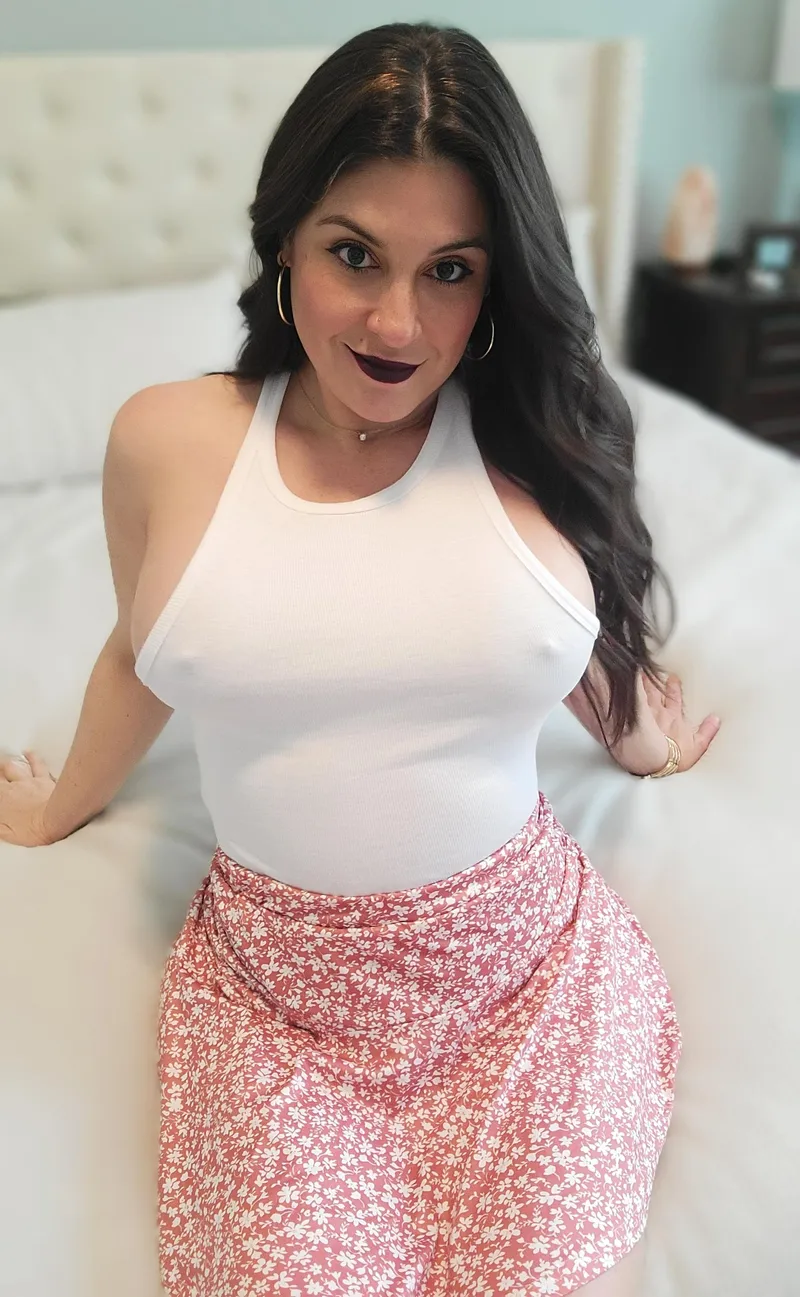 Thumbnail cc51817 Rocks a Not-So-Subtle Top - All About Braless Trend