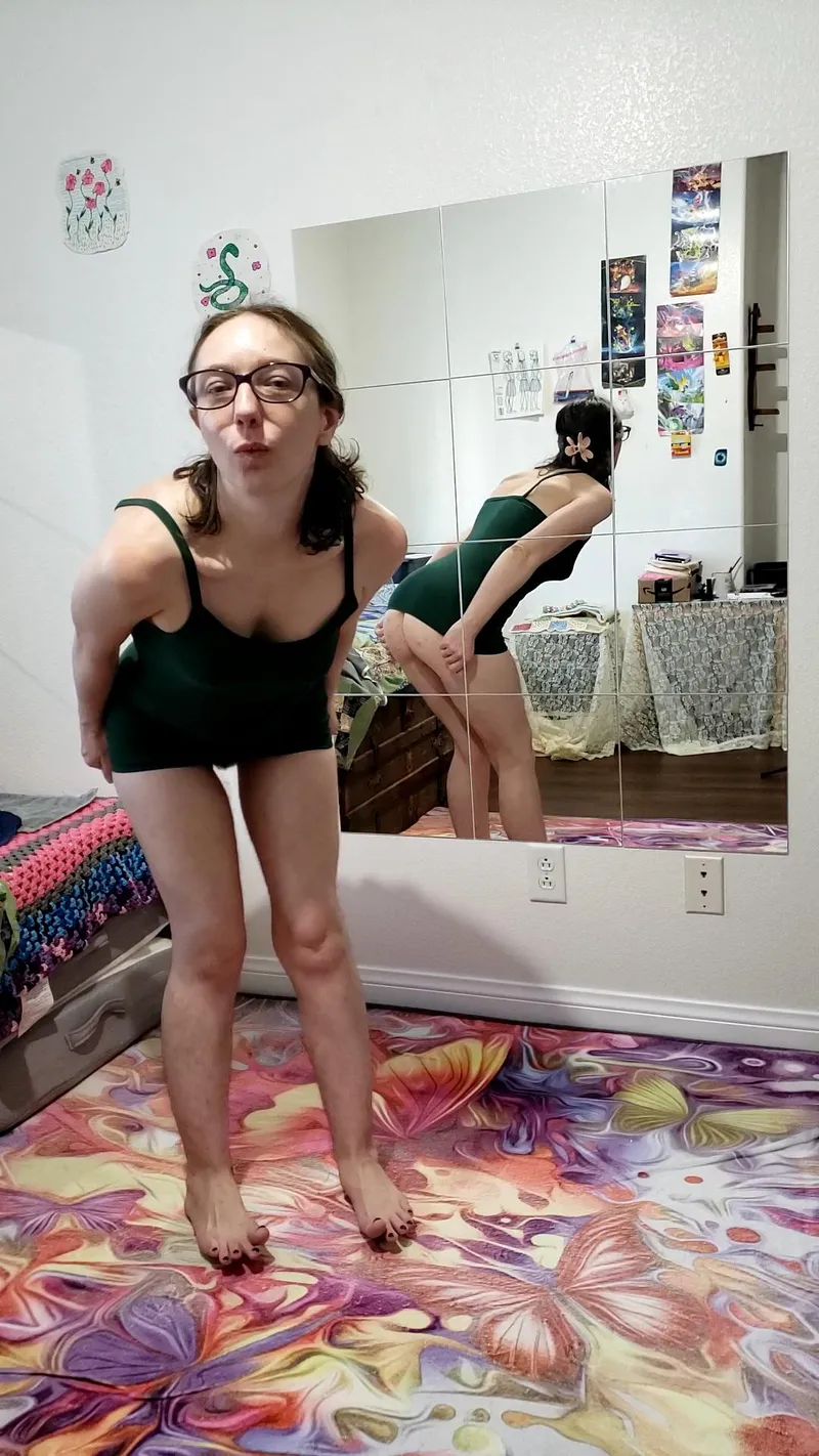 Thumbnail Mirror Reflections Unveiled: A Brunette Exploration