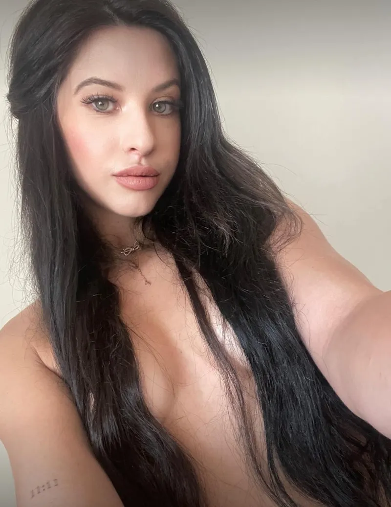Thumbnail juliaaxcake's Squirting Desire: Journey on OnlyFansGirls101