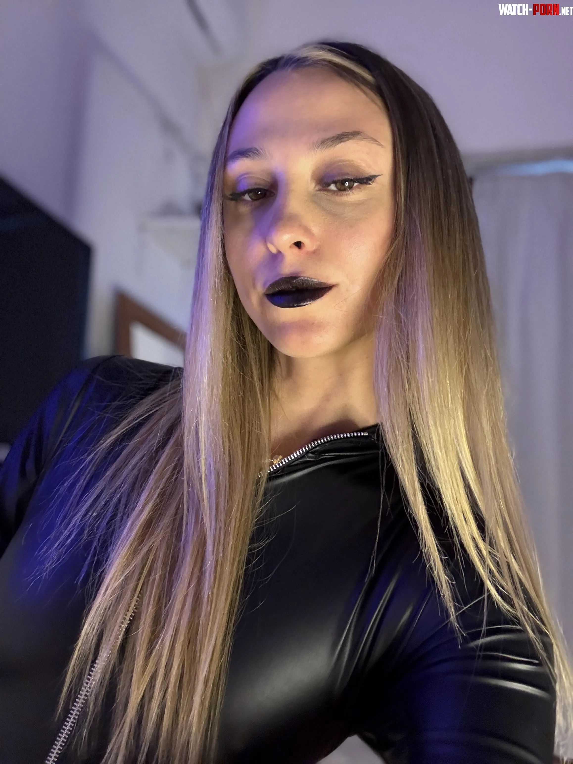 On a scale of 1-10 how do I look in my leather jacket? by ninamisgod