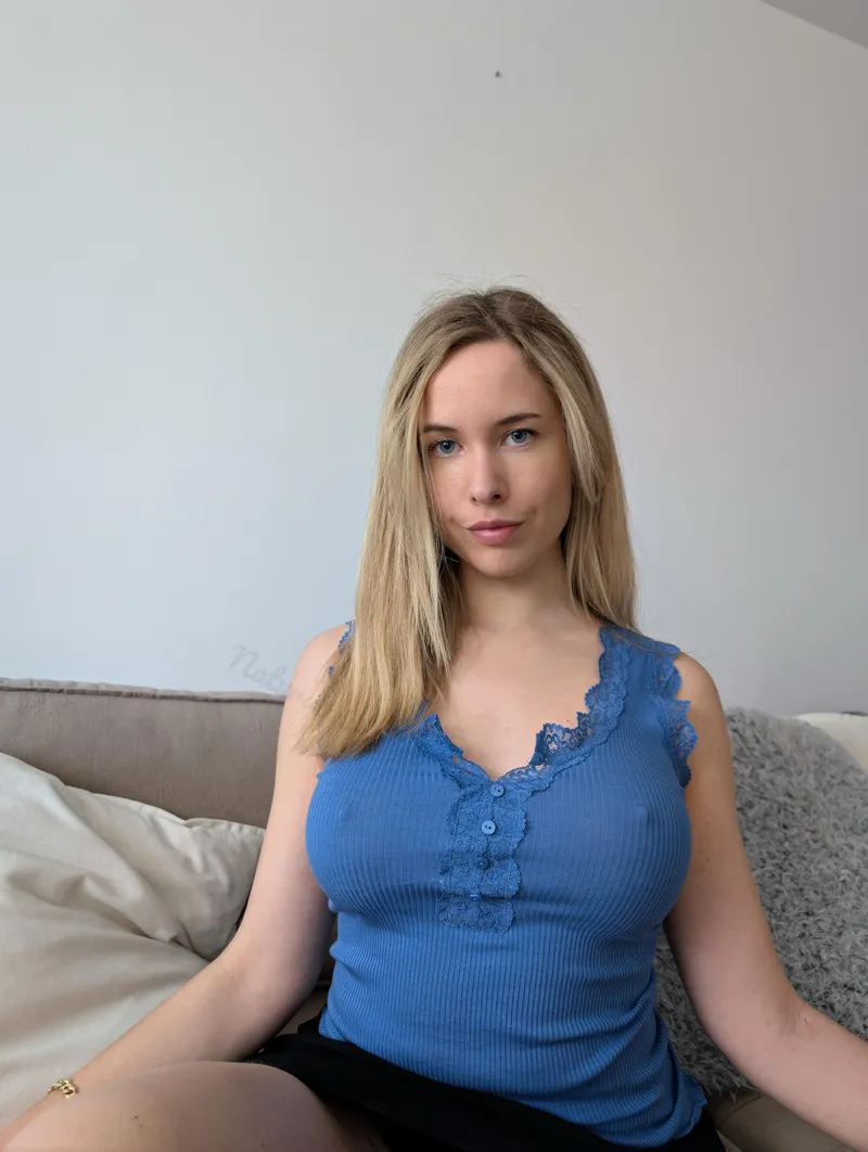 Thumbnail naturalgirl_mel Embraces the Freedom of Going Braless