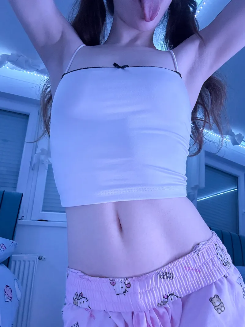Thumbnail Croptopgirls: Sweeetsunshine_ Stays Stylish in Crop Tops