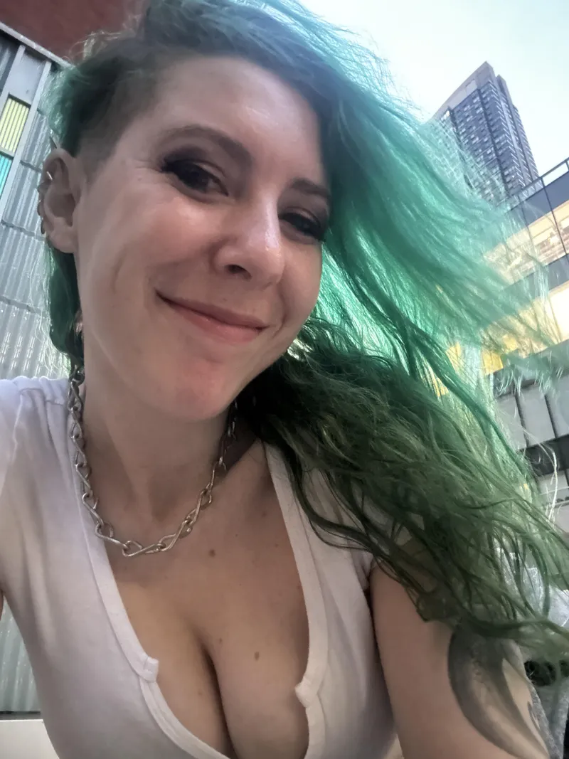 Thumbnail sirenskiss3 Reveals How to Make Cleavage Look Great from Below