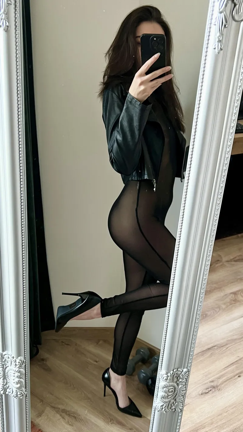 Thumbnail Sensuous Leather Experience by Secret_Pudding_9557 | LadiesInLeather