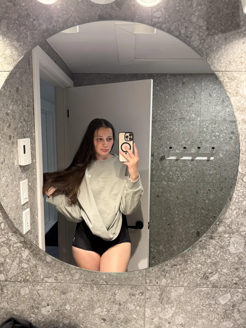 Thumbnail MirrorSelfie Magic: RoryRosee Showcases Today's Outfit