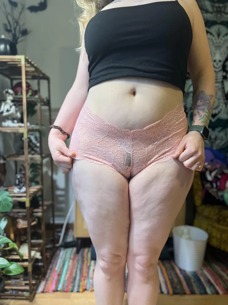 Thumbnail QUEENBAVM0RDA's Thickwhitegirls Revelation: Revealing the Landing Strip