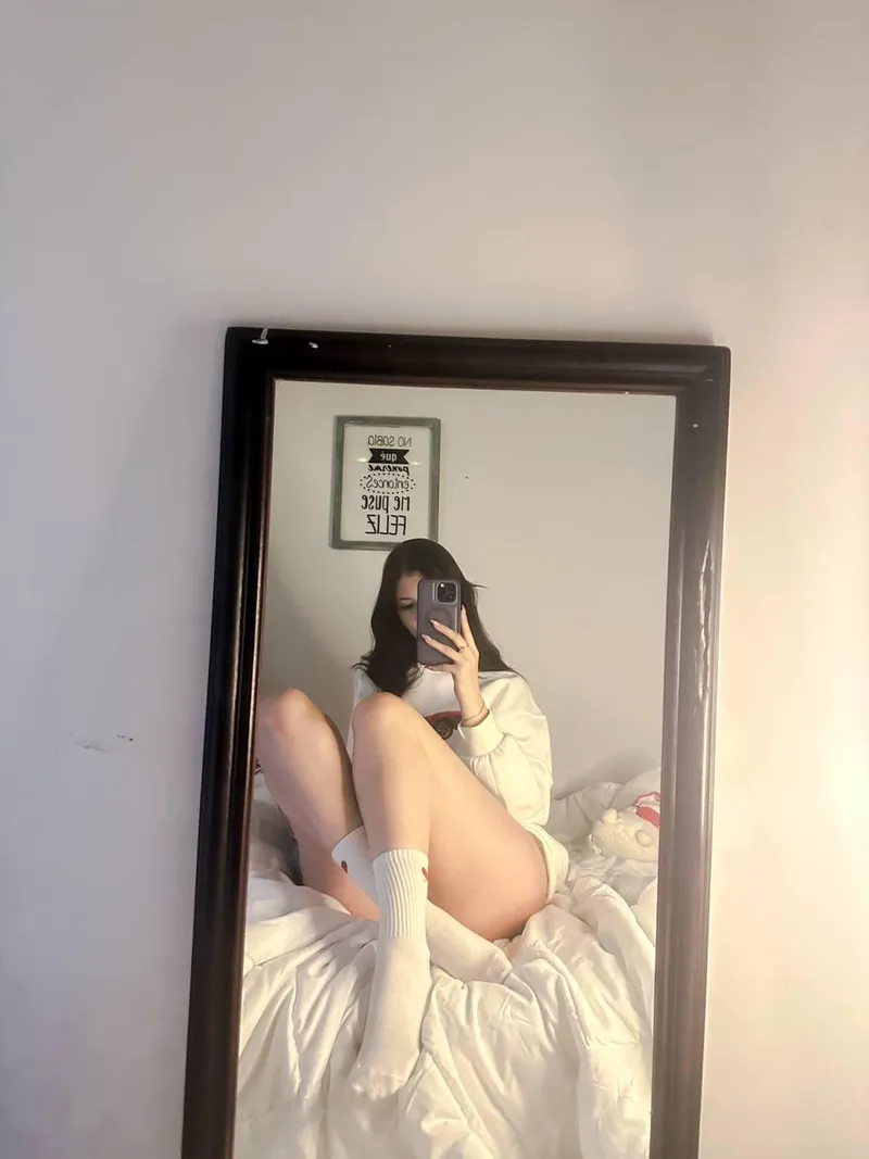 Thumbnail Vanessa-queenu's Sultry Request: Keep Socks on for Passion