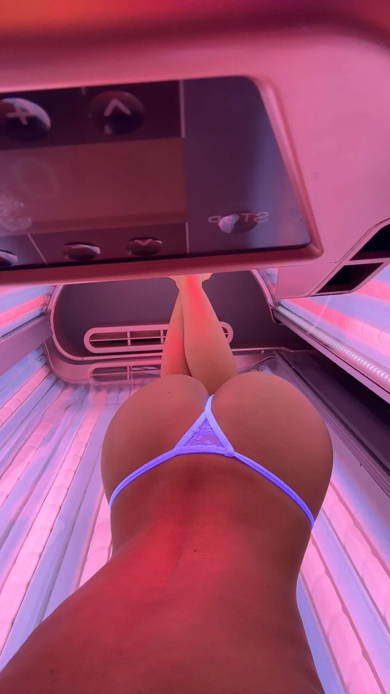 Thumbnail Solarium Secrets: A Revealing Video - SweNsfw