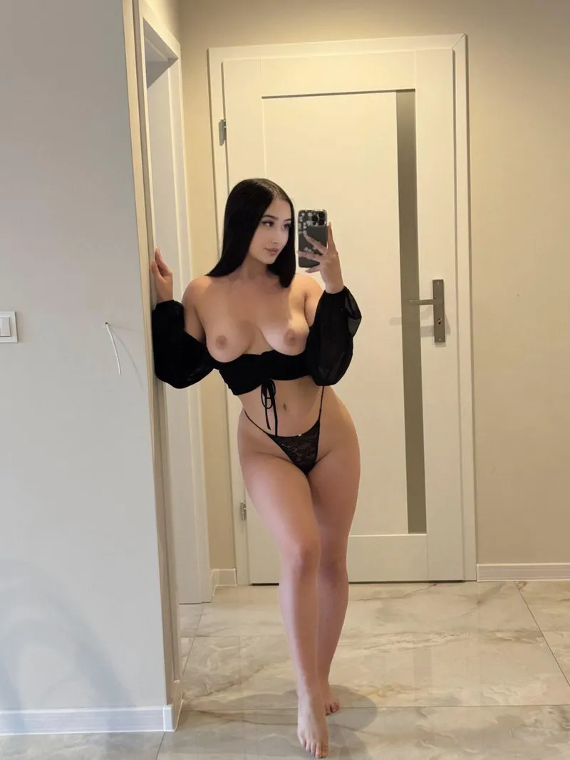 Thumbnail LilySweettt's MirrorSelfie Passion: Hot Pics Galore
