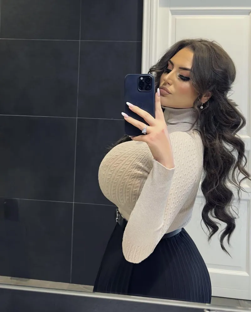 Thumbnail mrprofessional2525 Captures 'Busty Selfie' Elegance | 2busty2hide