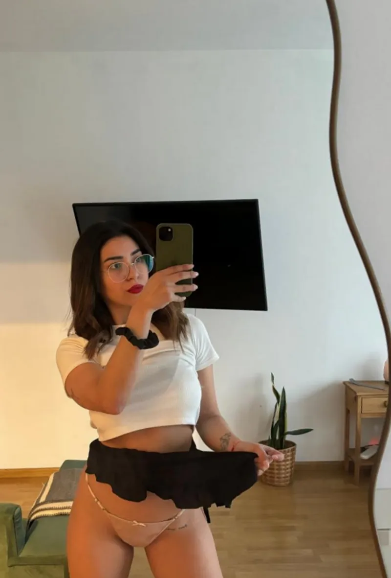 Thumbnail Discover the World of Victoria at Famous-APPs- Babes Directory