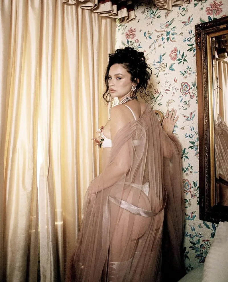 Thumbnail Sabrina Claudio: Appreciating Celebrity Curves by Salty-Sound6432