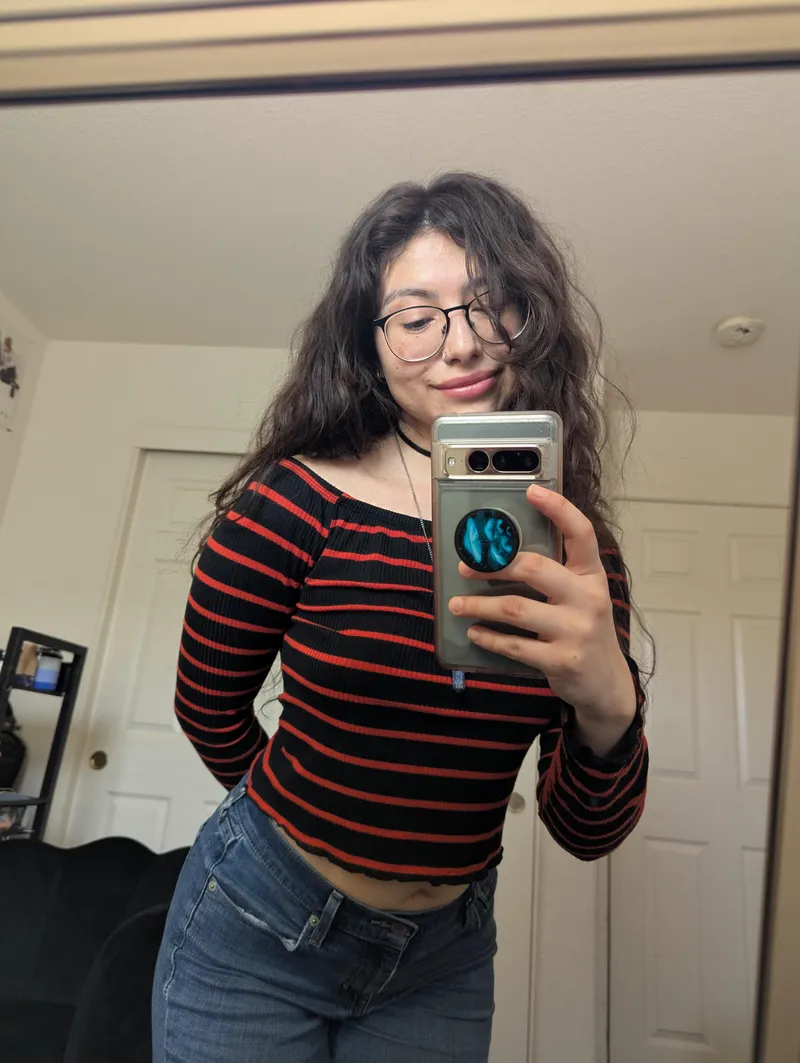 Thumbnail Braless Boldness: jennibaebii's Strapless Style