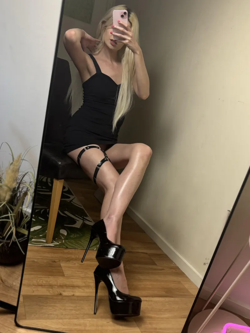 Thumbnail Unveiling Your Fav Legs with LanaPeaches__