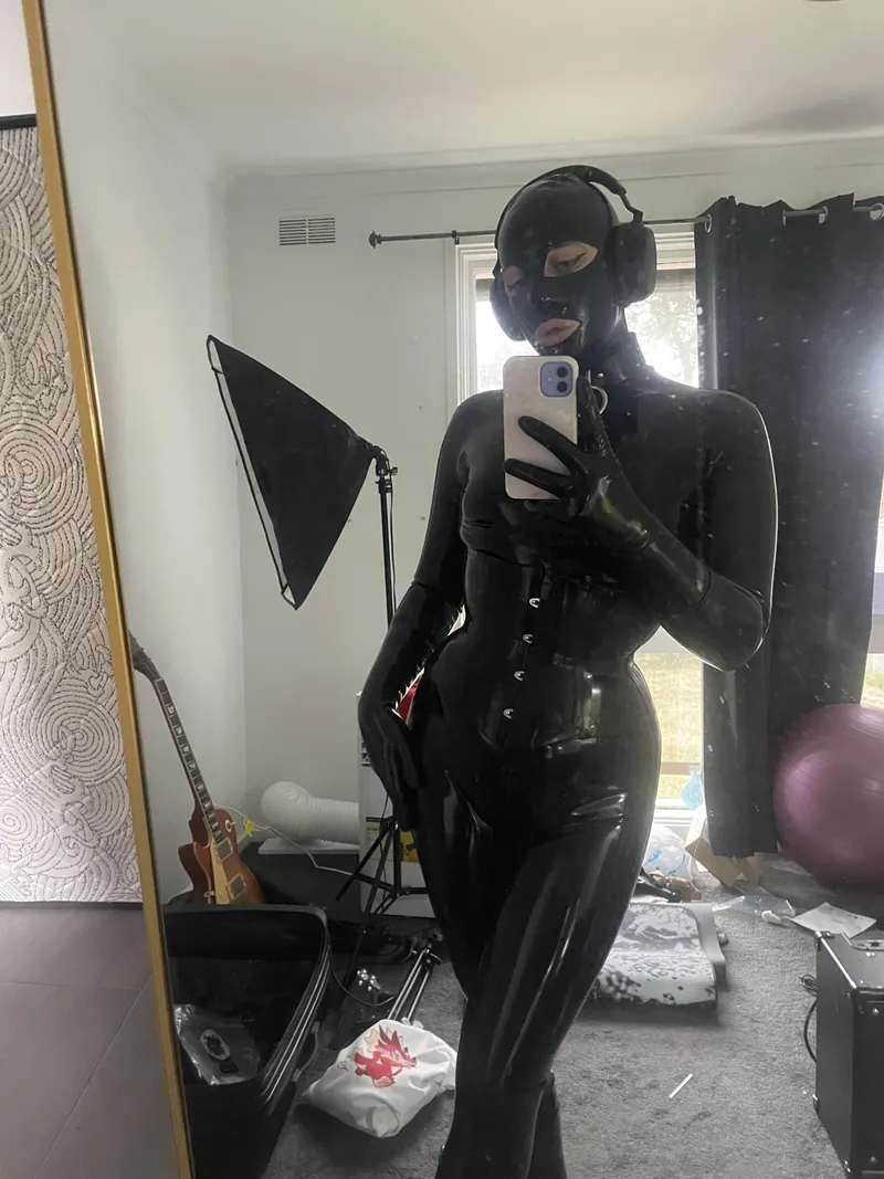 Thumbnail Latex Obsession: AthieDoll’s Unique Style in ShinyPorn