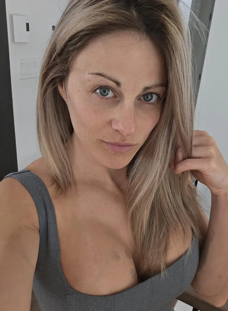 Thumbnail Embracing Imperfections: Natural Beauty with Bluedream842842 | Milfie