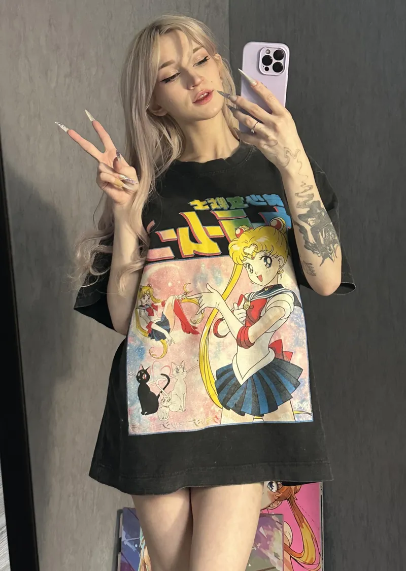 Thumbnail Handrosi's Supergirl Selfie: A Peek into Super Sensuality