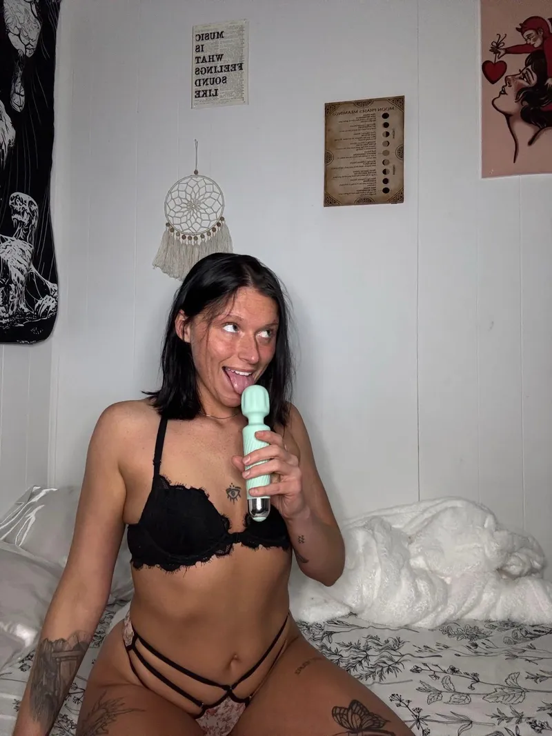 Thumbnail Tattedtemptationn's Late Night Personal Time as a Mommy in the amateur milfs World