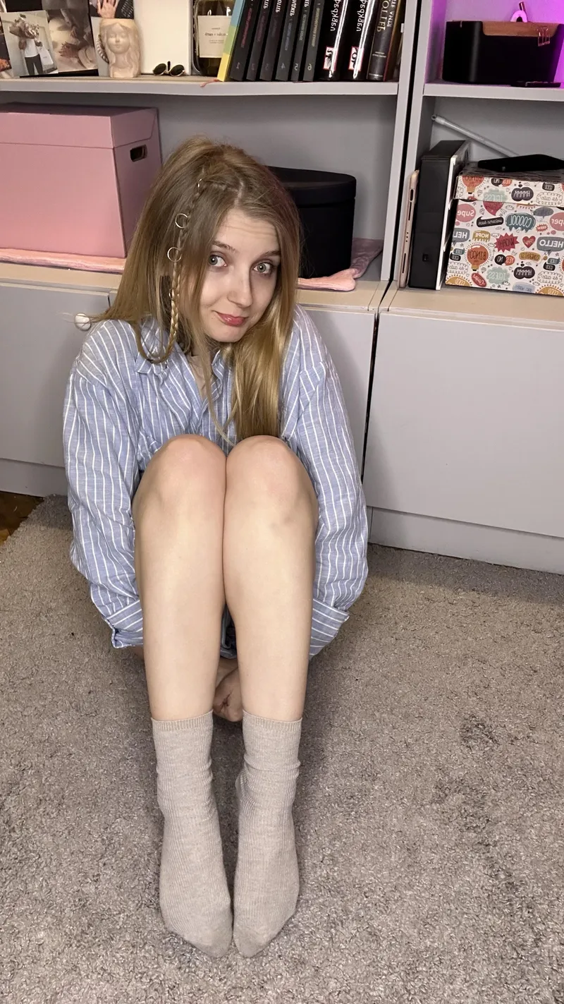 Thumbnail DorothyPerezzz: Shy Love for Socks in socksgonewild