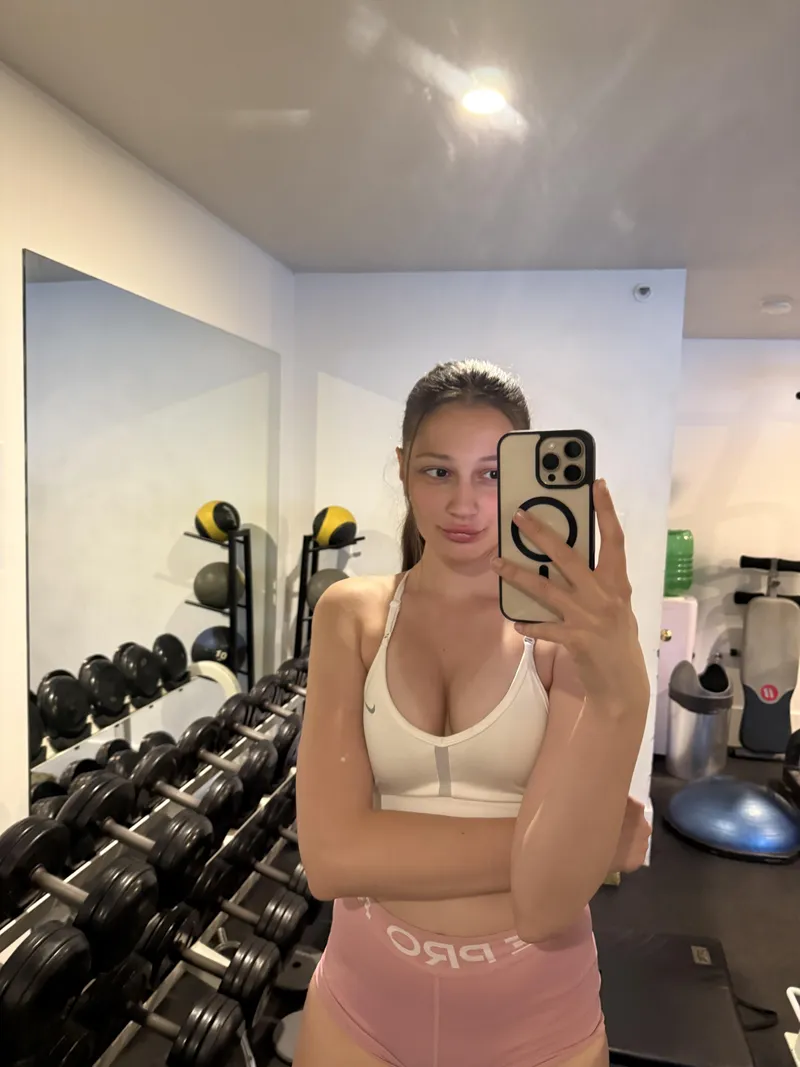 Thumbnail Spot RoryRosee's Squats in a MirrorSelfie Moment