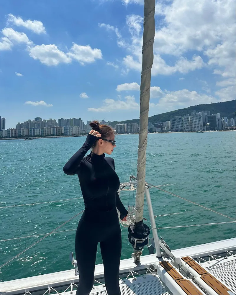 Thumbnail figurephilosopher Presents a Tight Wetsuit Wonder in 2busty2hide