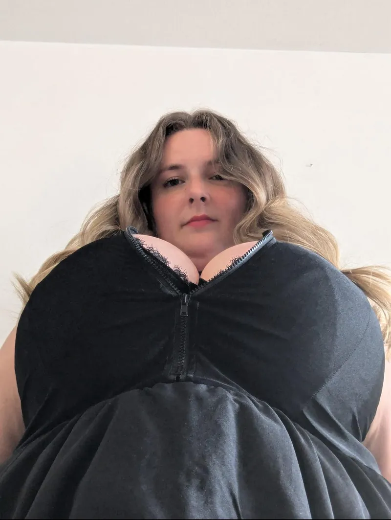 Thumbnail britishrose11's Teasing Greeting: Hi Down There 😝 - biggerthanherhead