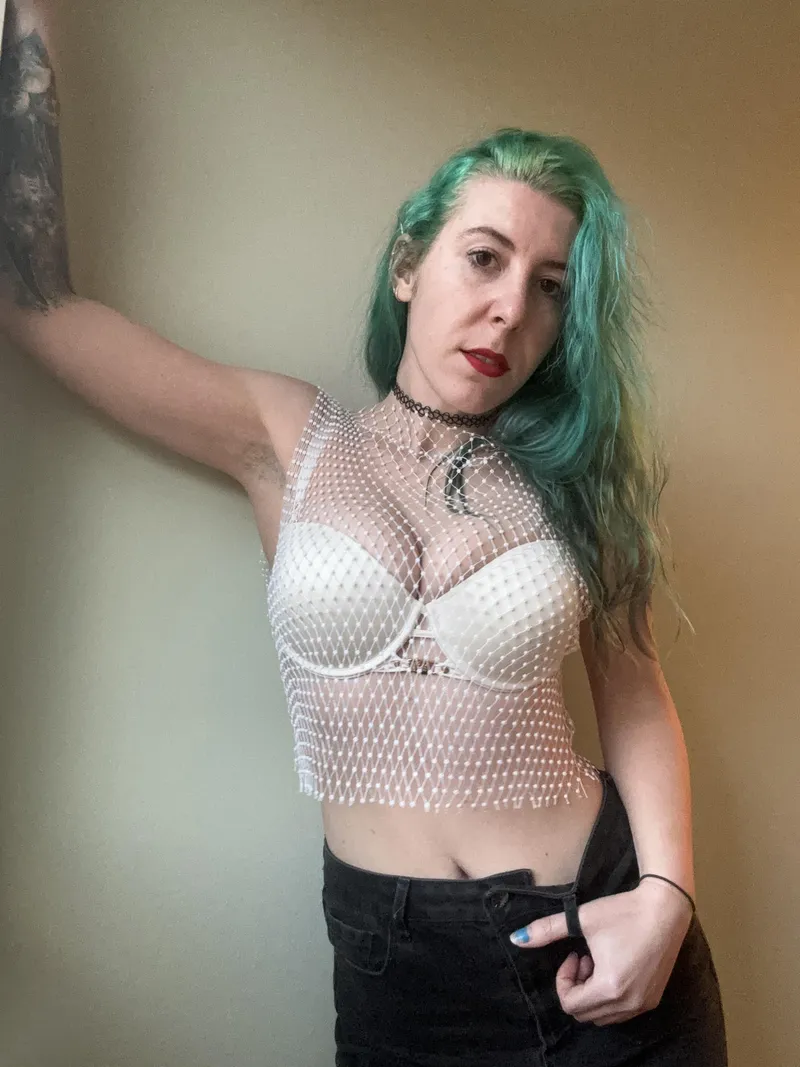 Thumbnail Discover sirenskiss3's World Through @sirenskiss3 in InstagramHotties