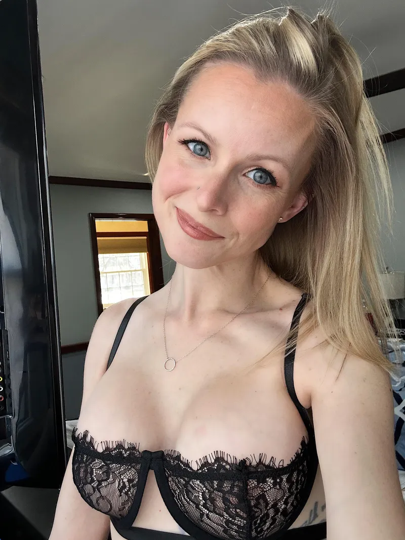 Thumbnail Lily_Devyne: The Magic of Cleavage-Enhancing Bras