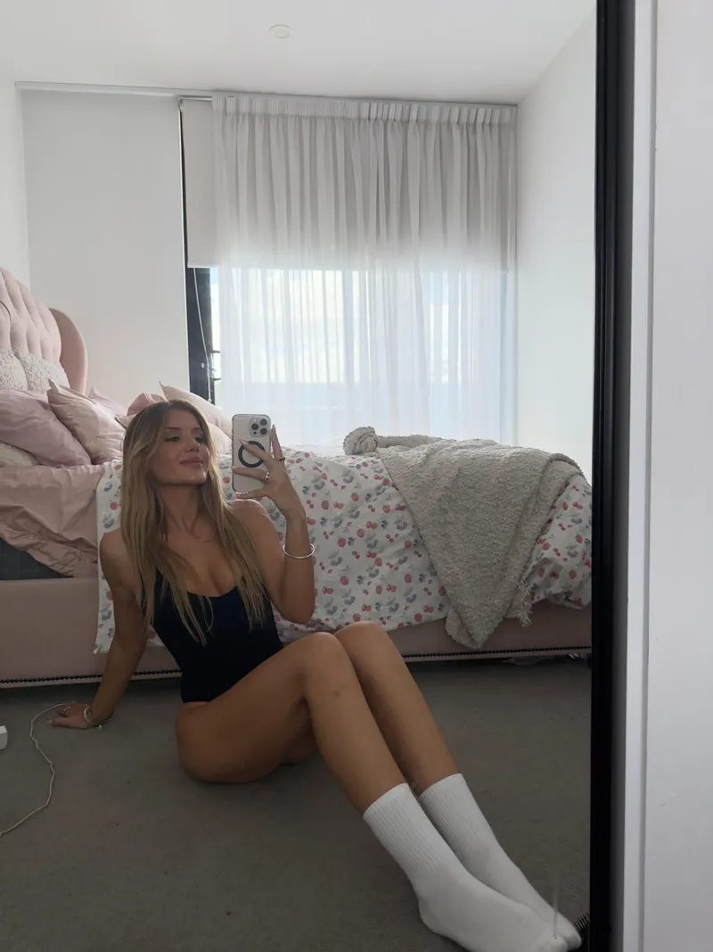 Thumbnail Nude Temptation: EllieeMoore's Sultry Allure