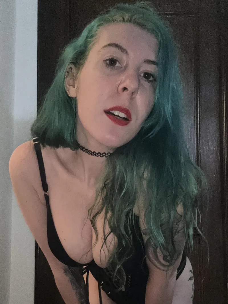 Thumbnail Green Cleavage Unveiled - SirensKiss3