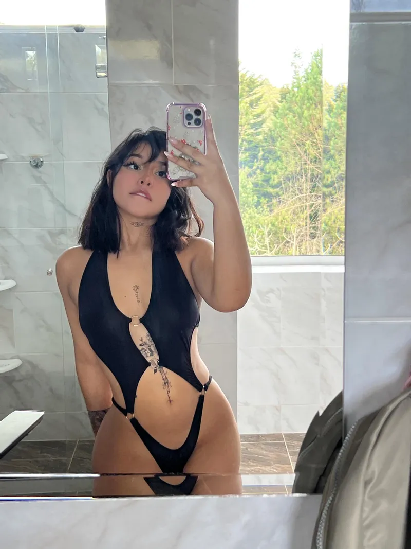 Thumbnail Petite Perfection: Iwishufuckme Shows off Fit Body