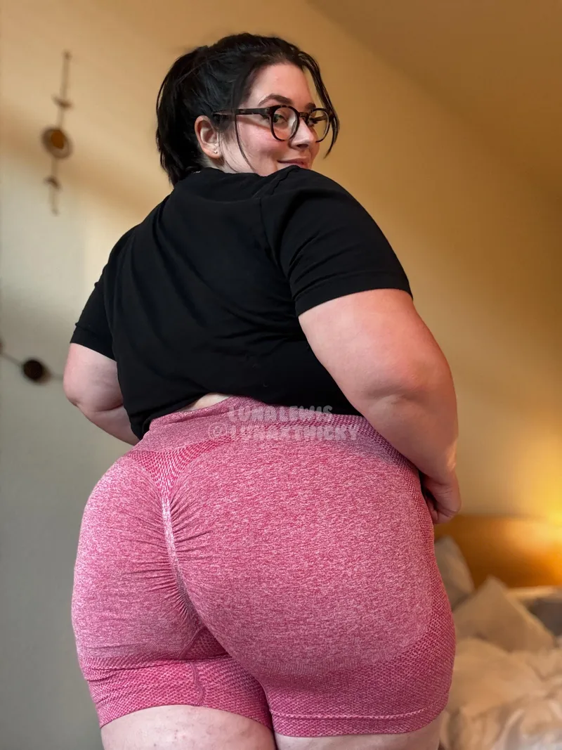 Thumbnail Round and Ravishing: Luna's Tempting Offer | lunaxthicky