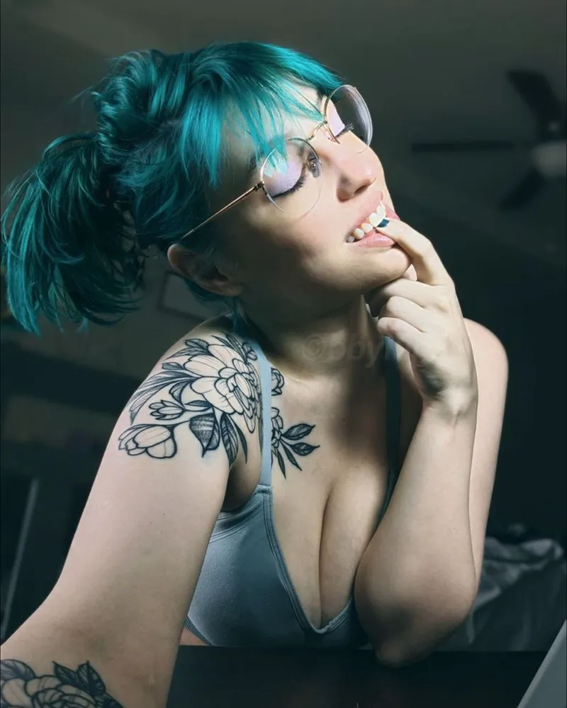 Thumbnail bbyluna_'s Radiance: Bask in the Sunshine with Neon-Haired Beauty